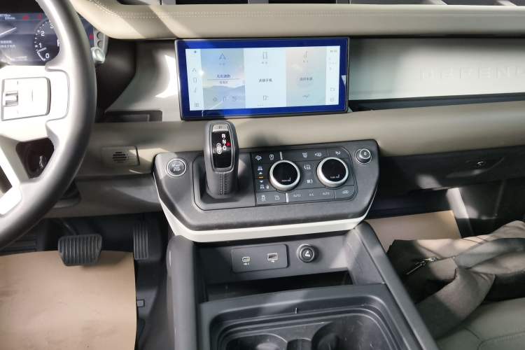 Used Land Rover Defender 2020 110 P400 HSE Audio And AC Panel