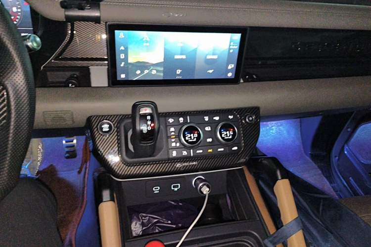 Used Land Rover Defender 2020 110 P400 HSE Audio And AC Panel