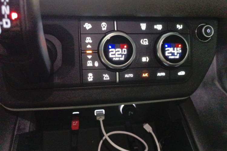 Used Land Rover Defender 2020 110 P400 HSE Audio And AC Panel