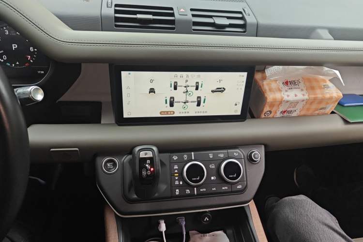 Used Land Rover Defender 2020 110 P400 HSE Audio And AC Panel