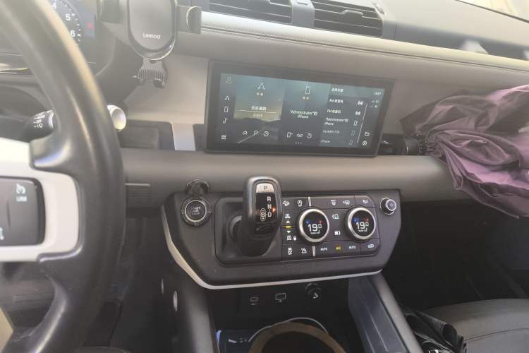 Used Land Rover Defender 2020 110 P400 HSE Audio And AC Panel