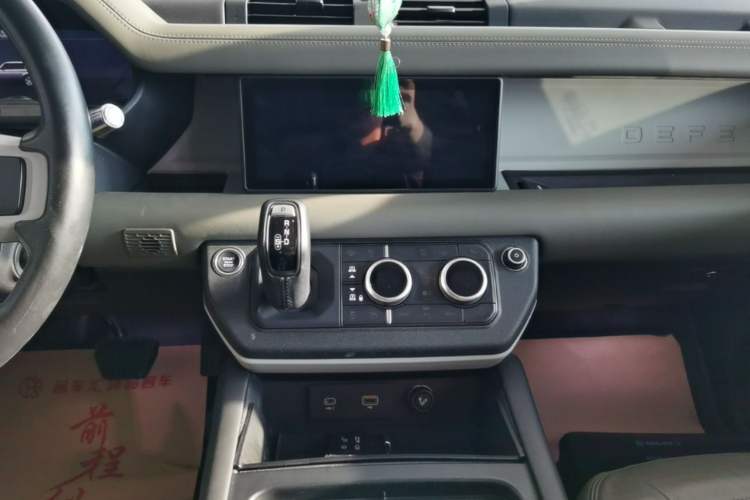 Used Land Rover Defender 2020 110 P400 HSE Audio And AC Panel