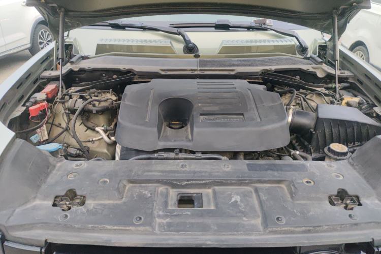 Used Land Rover Defender 2020 110 P400 SE Engine Bay