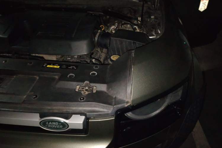 Used Land Rover Defender 2020 110 P400 HSE Engine Bay Left