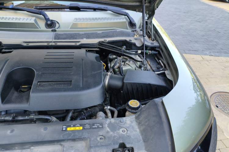 Used Land Rover Defender 2020 110 P400 Dark Special Edition Engine Bay Left