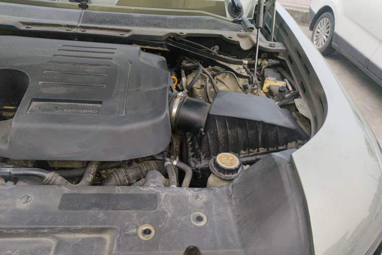 Used Land Rover Defender 2020 110 P400 SE Engine Bay Left