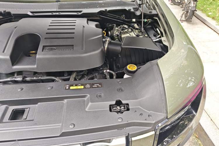 Used Land Rover Defender 2020 110 P400 HSE Engine Bay Left