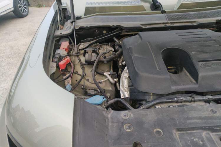 Used Land Rover Defender 2020 110 P400 SE Engine Bay Right