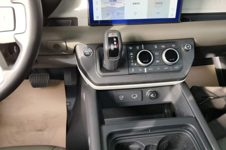 Used Land Rover Defender 2020 110 P400 HSE Gear Lever