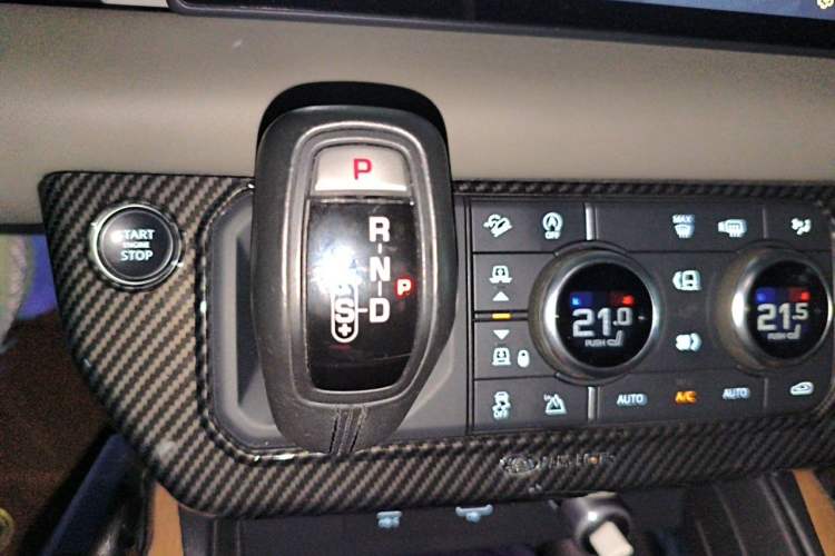 Used Land Rover Defender 2020 110 P400 HSE Gear Lever