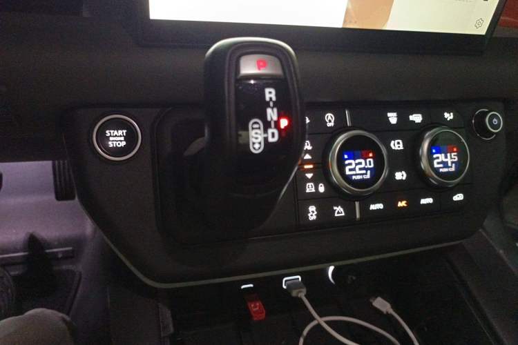 Used Land Rover Defender 2020 110 P400 HSE Gear Lever