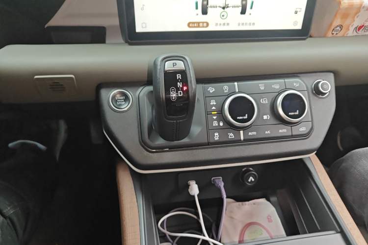 Used Land Rover Defender 2020 110 P400 HSE Gear Lever