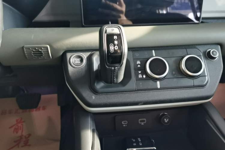 Used Land Rover Defender 2020 110 P400 HSE Gear Lever