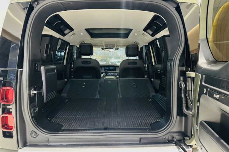 Used Land Rover Defender 2020 110 P400 HSE Interior 10