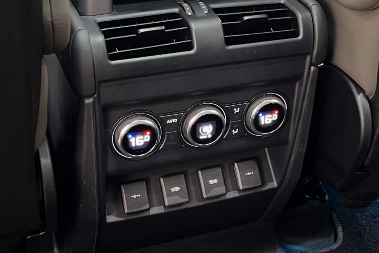 Used Land Rover Defender 2020 110 P400 HSE Interior 5