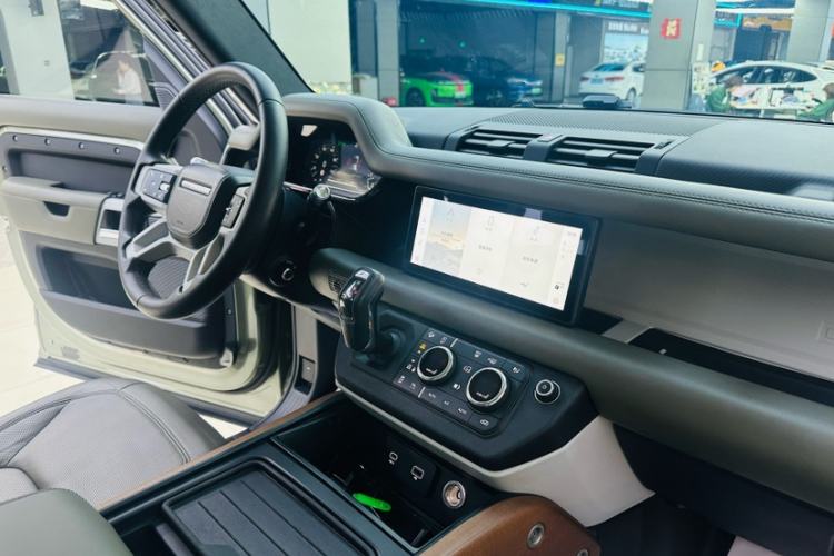 Used Land Rover Defender 2020 110 P400 HSE Interior 7