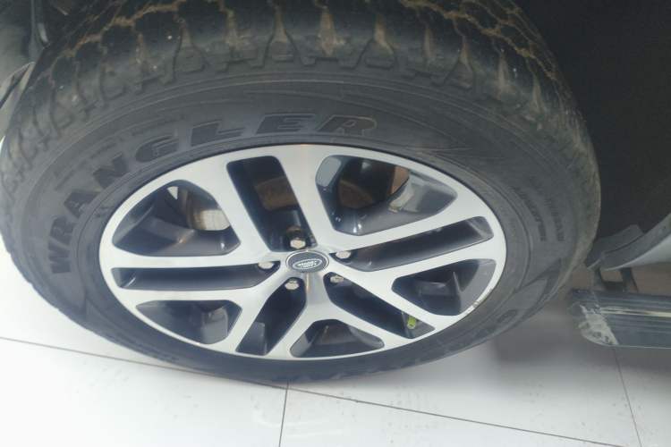 Used Land Rover Defender 2020 110 P400 Dark Special Edition Left Front Wheel Hub