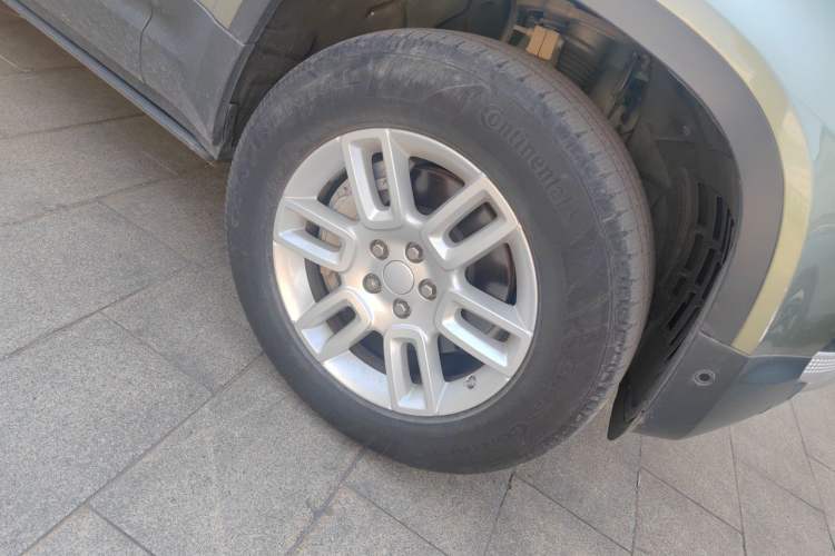 Used Land Rover Defender 2020 110 P400 SE Right Front Wheel Hub