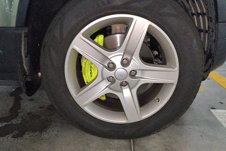 Used Land Rover Defender 2020 110 P400 HSE Right Front Wheel Hub