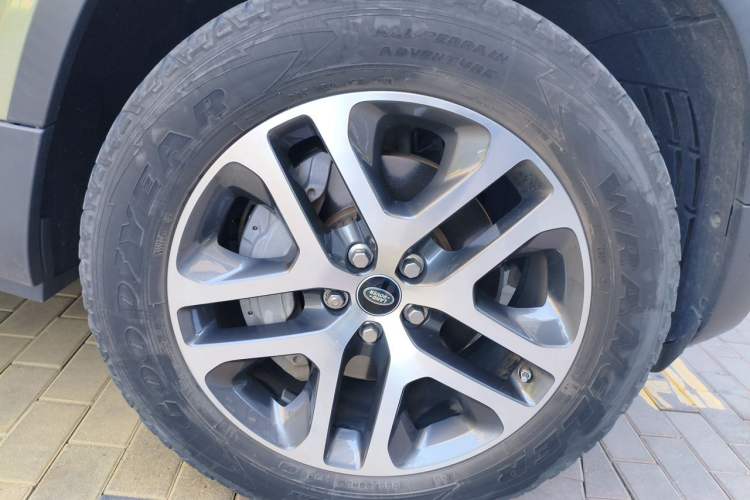 Used Land Rover Defender 2020 110 P400 Dark Special Edition Right Front Wheel Hub