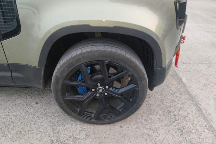 Used Land Rover Defender 2020 110 P400 SE Right Front Wheel Hub