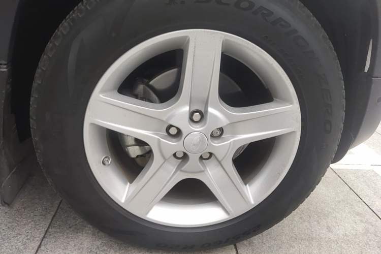 Used Land Rover Defender  Right Front Wheel Hub