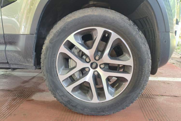 Used Land Rover Defender 2020 110 P400 Dark Special Edition Right Front Wheel Hub