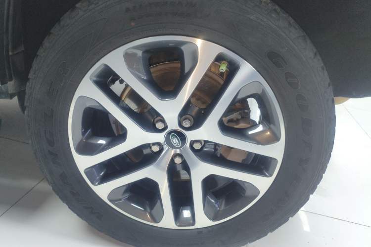 Used Land Rover Defender 2020 110 P400 Dark Special Edition Right Rear Wheel Hub