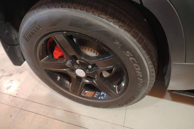 Used Land Rover Defender 2020 110 P400 HSE Right Rear Wheel Hub