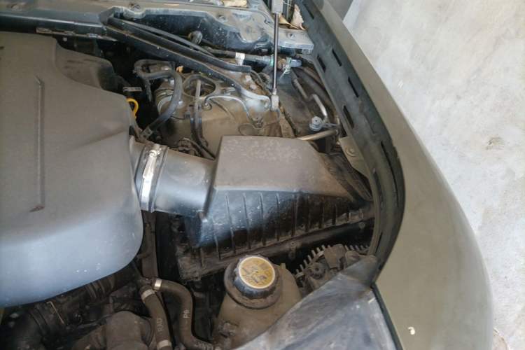 Used Land Rover Defender 2020 110 P400 SE Engine Bay Left
