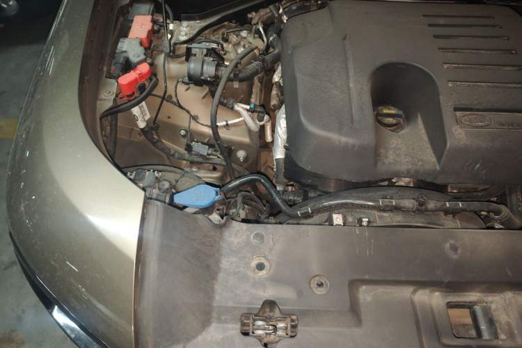 Used Land Rover Defender 2020 110 P400 HSE Engine Bay Right