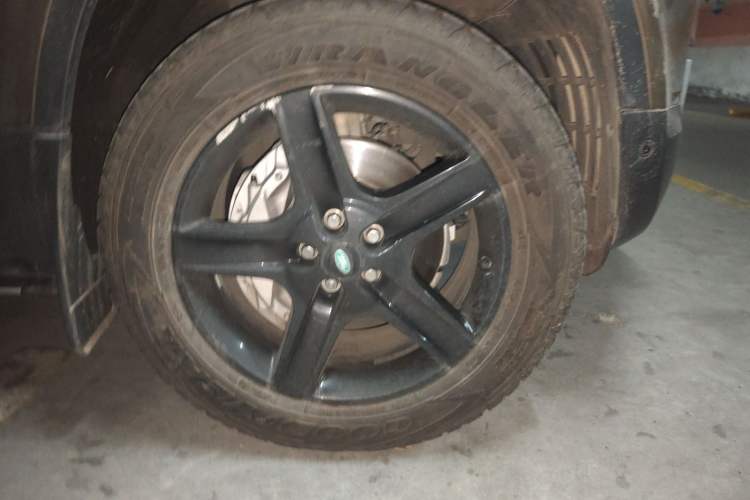 Used Land Rover Defender 2020 110 P400 HSE Right Front Wheel Hub