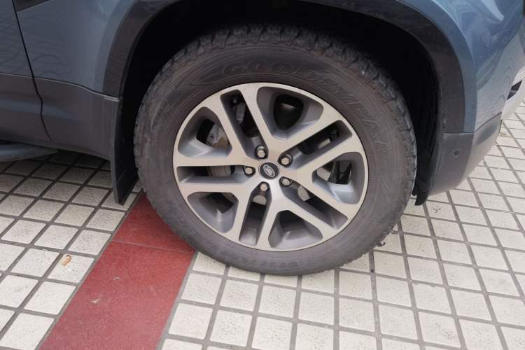 Used Land Rover Defender 2020 110 P400 HSE Right Front Wheel Hub