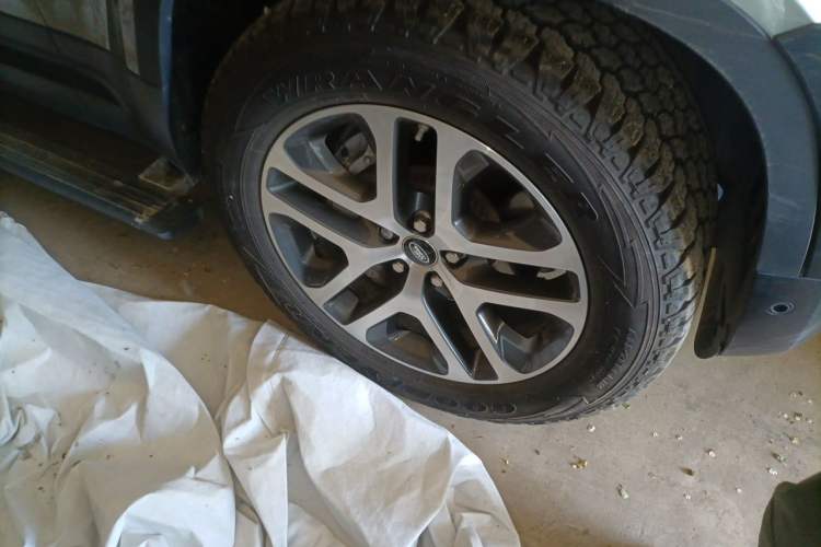 Used Land Rover Defender 2020 110 P400 SE Right Front Wheel Hub