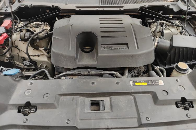 Used Land Rover Defender 2020 110 P400 Dark Special Edition Engine Bay