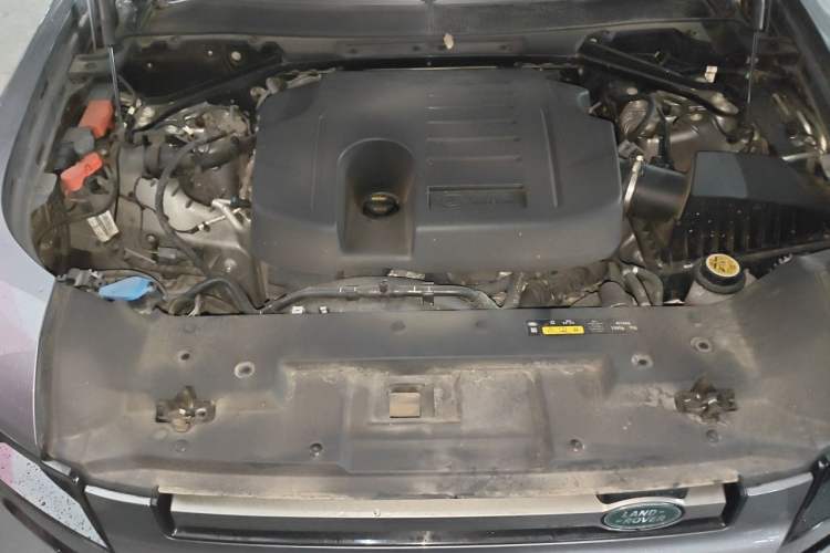 Used Land Rover Defender 2020 110 P400 HSE Engine Bay