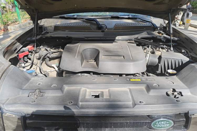 Used Land Rover Defender 2020 110 P400 HSE Engine Bay
