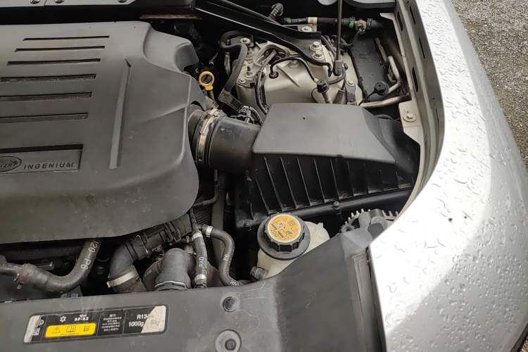 Used Land Rover Defender 2020 110 P400 Dark Special Edition Engine Bay Left