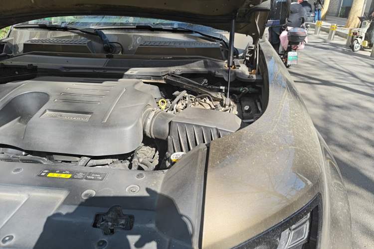 Used Land Rover Defender 2020 110 P400 HSE Engine Bay Left