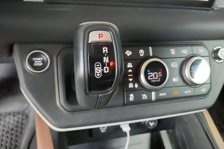 Used Land Rover Defender 2020 110 P400 First Edition Matte Silver Special Kit Version Gear Lever