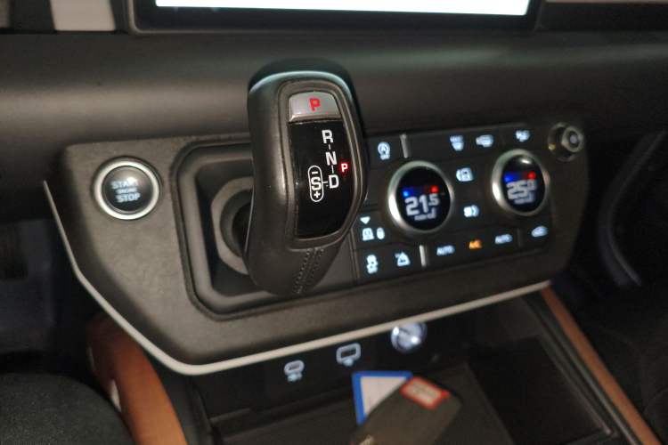 Used Land Rover Defender 2020 110 P400 Dark Special Edition Gear Lever
