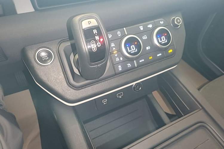 Used Land Rover Defender 2020 110 P400 Dark Special Edition Gear Lever