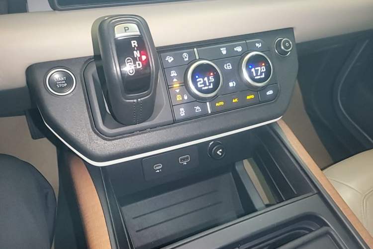 Used Land Rover Defender 2020 110 P400 First Edition Matte Silver Special Kit Version Gear Lever