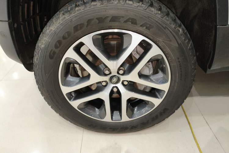 Used Land Rover Defender 2020 110 P400 Dark Special Edition Left Front Wheel Hub