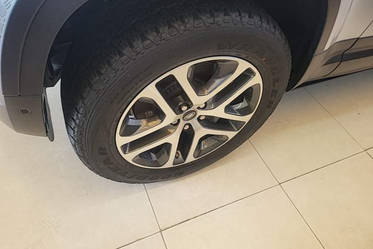 Used Land Rover Defender 2020 110 P400 Dark Special Edition Left Front Wheel Hub
