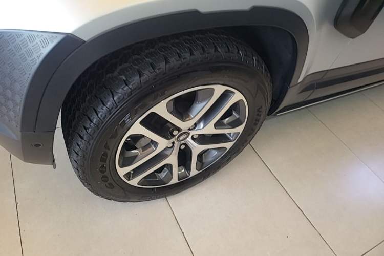 Used Land Rover Defender 2020 110 P400 First Edition Matte Silver Special Kit Version Left Front Wheel Hub