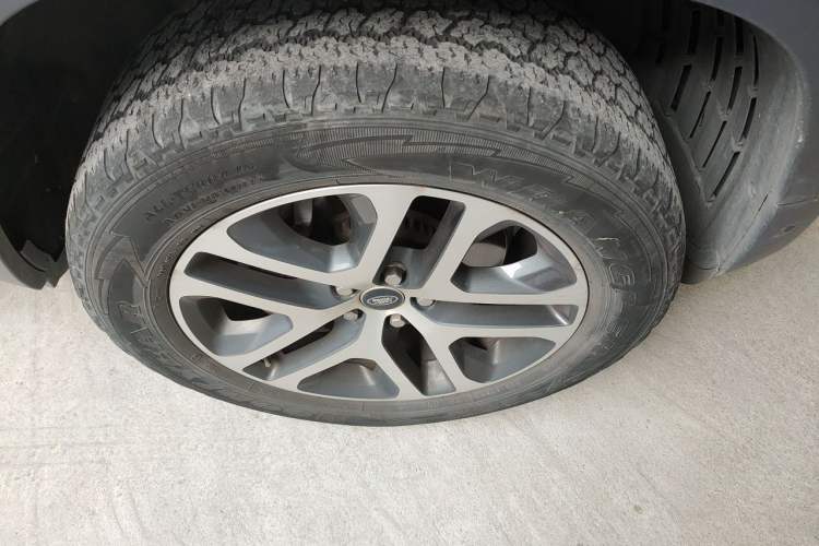 Used Land Rover Defender 2020 110 P400 First Edition Matte Silver Special Kit Version Right Front Wheel Hub