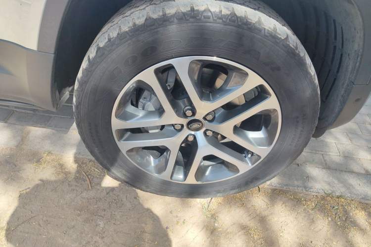 Used Land Rover Defender 2020 110 P400 Dark Special Edition Right Front Wheel Hub