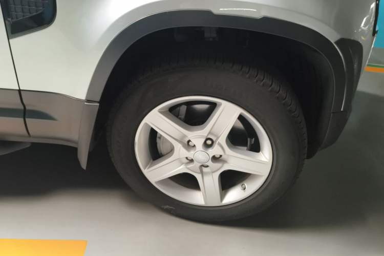 Used Land Rover Defender 2020 110 P400 HSE Right Front Wheel Hub