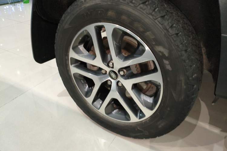 Used Land Rover Defender 2020 110 P400 Dark Special Edition Right Rear Wheel Hub
